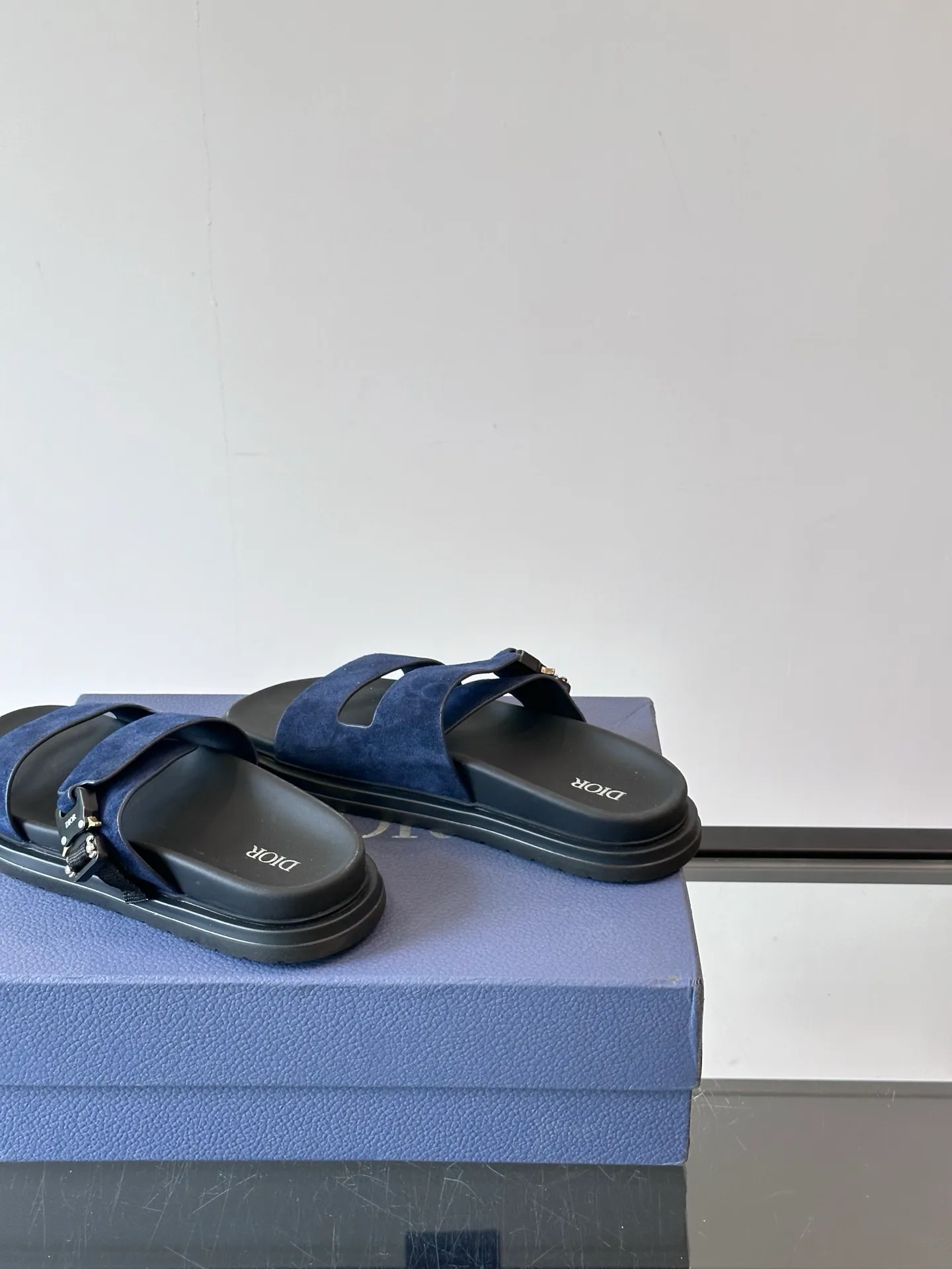 Factory price: 300💰Dior Aqua men's sandals and slippers. Showcasing Dior haute couture design. The Dior gray suede strap is accented with an aluminum Dior buckle for added style. Paired with a comfortable tonal notch sole, they pair easily with shorts or jeans for a sophisticated look. Main body: suede cow leather, technical fabric lining: cow leather, with adjustable straps, aluminum Dior buckle, Dior gray EVA insole, tonal notch rubber outsole splicing structure👌👌 size: 38-44 (45.46 customized)